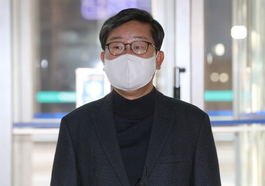 전해철 행정안전부 장관 후보자가 6일 오전 서울 종로구 임시 집무실에 출근하고 있다. 전 후보자는 이날부터 국회 인사청문회 준비와 업무보고 등 인수인계 작업에 착수한다.  연합뉴스